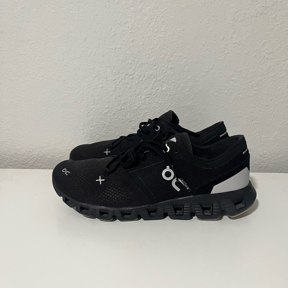 On Cloud Women Sneakers - Picture 1 of 5